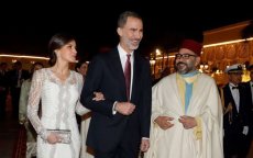 Galante Koning Mohammed VI geeft burnous aan Spaanse koningin