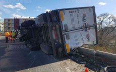 Vrachtwagen uit Marokko kantelt in Frankrijk (foto's)