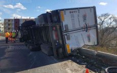 Vrachtwagen uit Marokko kantelt in Frankrijk (foto's)