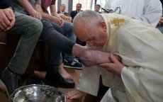 Paus Franciscus wast en kust voeten Marokkaan