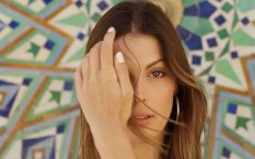 Miss Univers schokt met lichte outfit bij Hassan II moskee (foto)