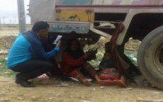 Marokko: moeder leeft met kinderen onder vrachtwagen