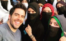 Eli Roth met groepje "hayek challenge" vrouwen op de foto in Marrakech