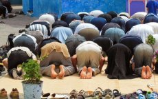 Marokkaanse prediker gaat strijd aan tegen strakke broek tijdens gebed