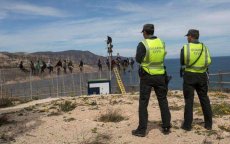 Agent door migrant gewond bij grensovergang Melilla