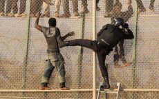 Vijftigtal migranten forceren grens Melilla