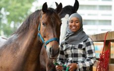 Khadija Mellah wint paardrijwedstrijd Magnolia Cup met hoofddoek op