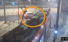 Het moment waarop een auto tegen een tram botst in Casablanca (video)