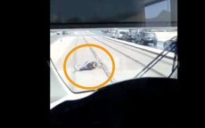 Marokko: jongen hangt aan tram, maar dan loopt het mis (video)