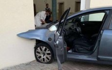 Auto rijdt op moskee in in Frankrijk (video)