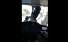 Marokko: kinderen hangen met hond aan tram (video)