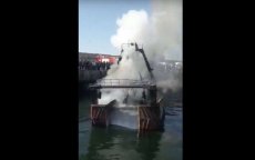 Agadir: vissersschip zinkt na brand, 12 bemanningsleden gered (video)