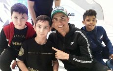 Cristiano Ronaldo maakt droom gehandicapt moslimkind waar (video)