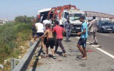 Marokko: gewonden bij ongeval met vrachtwagen op snelweg, getuigen stelen lading