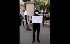 Gestrande Marokkanen krijgen 135 euro boete voor demonstratie buiten ambassade van Marokko (video)