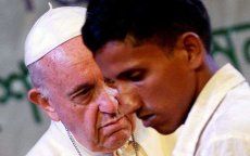 Paus Franciscus helpt Marokkanen