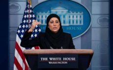 Adviseur met hoofddoek verzorgt persconferentie Witte Huis