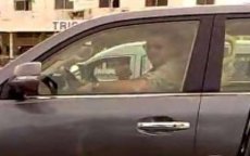 Koning Mohammed VI met de auto in Abidjan