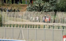 Dertien Marokkaanse politieagenten gewond bij grens Melilla