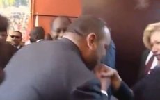 Koning Mohammed VI verrast met handkus aan eerste dame Ivoorkust