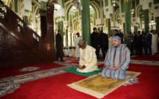 Koning Mohammed VI geeft Korans weg en renoveert moskee in Guinee