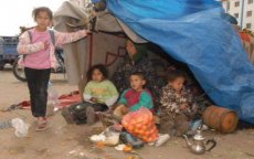 Zwangere vrouw met vier kinderen leeft onder kar in Marokko