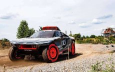 Autocoureur Carlos Sainz en Audi testen RS Q e-tron in Marokko
