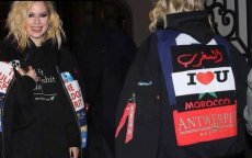 Avril Lavigne met Morocco-hoodie in Parijs