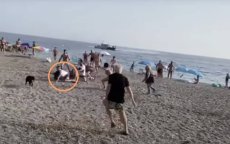 Drugssmokkelaars uit Marokko door strandgangers overmeesterd in Spanje (video)