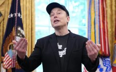 Elon Musk mengt zich in Belgische hoofddoekenruzie