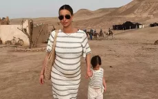 Zwangere Britse ster toont trots babybump in Marrakech