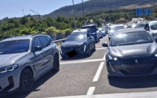 Uren in de file om naar het strand te gaan in Tetouan