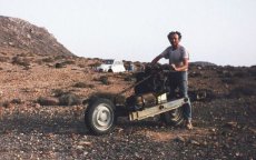 Toerist strandt in Sahara en verandert auto in motorfiets