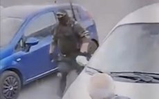 Gewapende man in gevechtskleding zaait angst bij moskee
