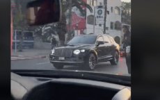 Koning Mohammed VI stopt stoet voor voetganger (video)