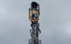 Zenuwslopend drama in Tanger: verwarde man klimt in zendmast 