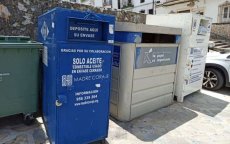 Jonge Marokkaan stikt in kledingcontainer in Malaga