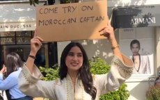 Marokkaanse influencer laat mensen op straat kaftan passen (video)