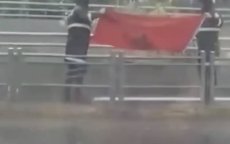 Politieagenten viral na ceremonieel plooien gevallen Marokkaanse vlag (video)