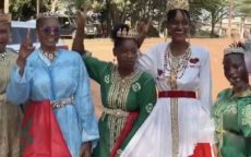Marokkaanse supporter deelt kaftans uit aan Ivoriaanse vrouwen (video)
