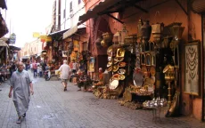 "Ze hebben mijn huis gestolen": wanhopige man wil van mast springen in Marrakesh