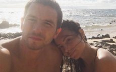 Matteo Simoni en vriendin gestrand in Marokko
