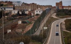 Marokkaanse migrant vliegt Melilla binnen met parapente