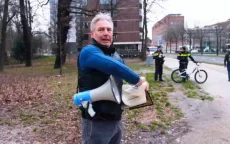 Pegida-voorman door politie verhoord na koranverscheuring in Den Haag
