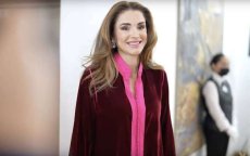 Koning Rania van Jordanië straalt in Marokkaanse kaftan (video)