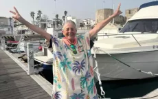 Record verbroken: 77-Jarige vrouw zwemt Straat van Gibraltar over