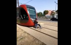 Casablanca: man met tafel en stoel midden op trambaan (video)