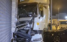 Vrachtwagen ramt gevel snackbar in Casablanca (video)