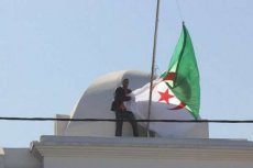 Hamid Naânaâ krijgt celstraf voor neerhalen vlag Algerijns consulaat