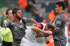 Mehdi Carcela gewond na tackle op voetbalveld (update)